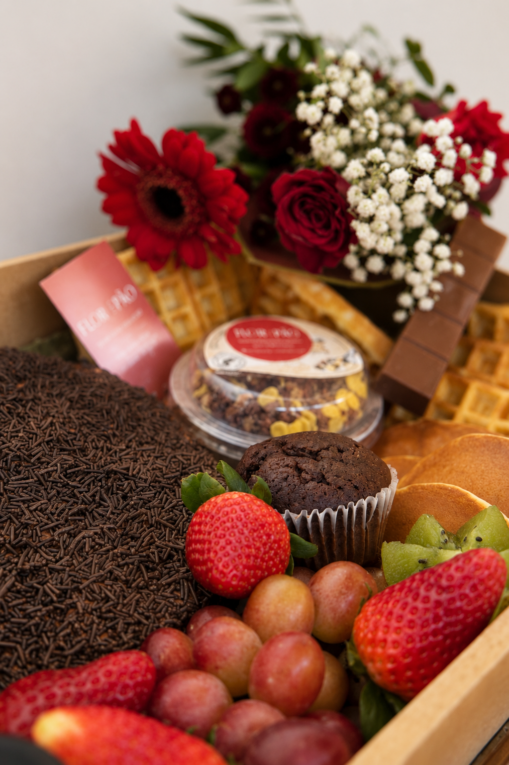 Celebration Brunch Box, criado à mão pela Flor & Pão